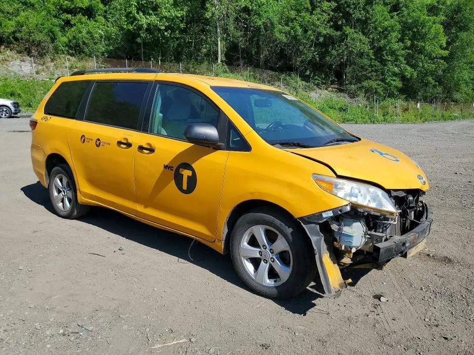 2016 TOYOTA SIENNA LE  