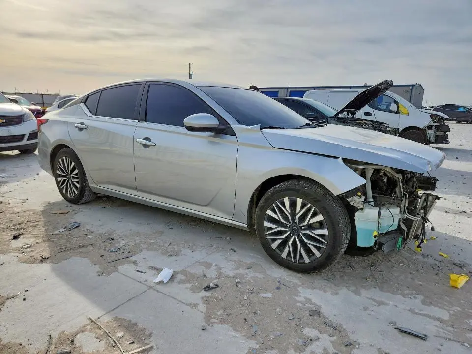 2023 NISSAN ALTIMA SV  