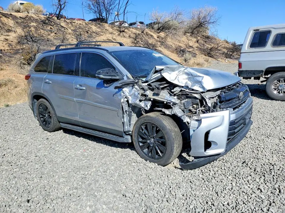 2019 TOYOTA HIGHLANDER SE  