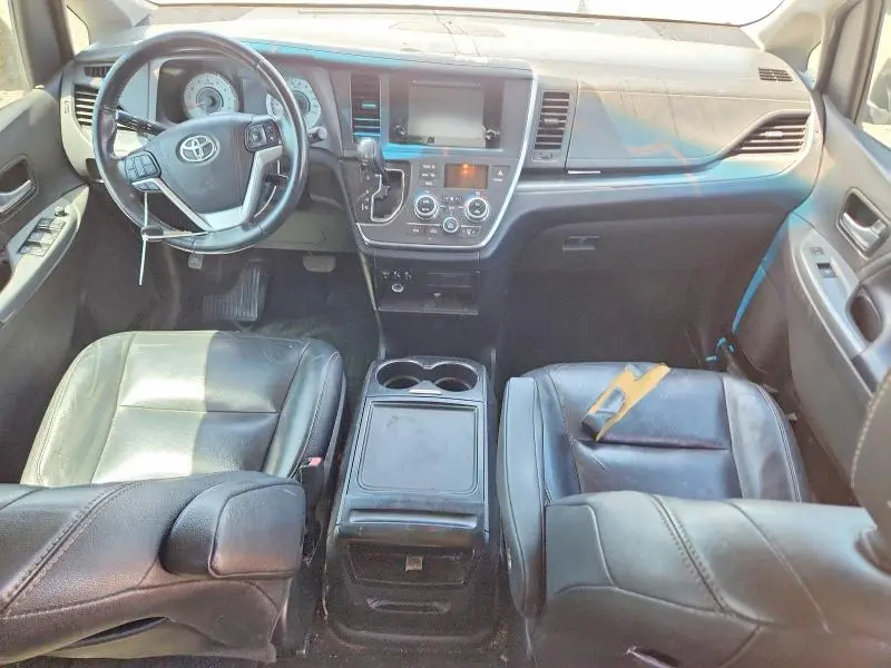 2017 TOYOTA SIENNA SE  
