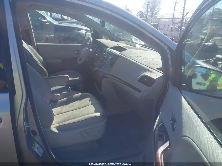 2013 TOYOTA SIENNA XLE V6 8 PASSENGER