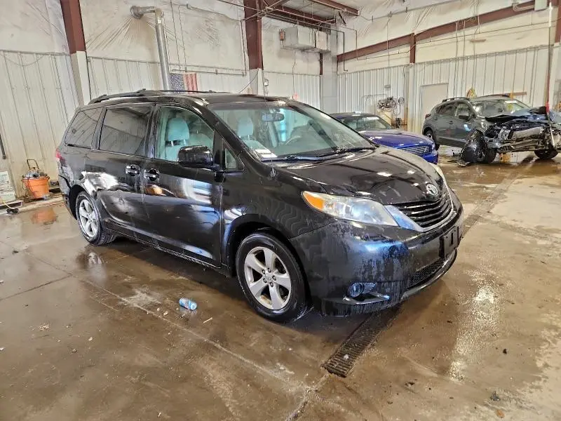 2013 TOYOTA SIENNA LE  