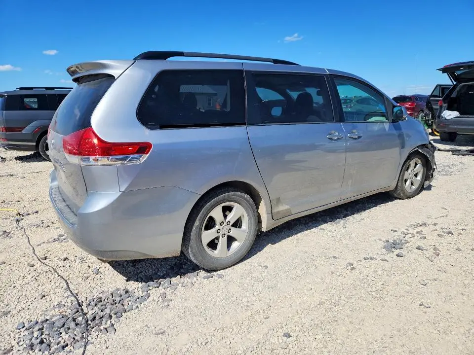2013 TOYOTA SIENNA LE  