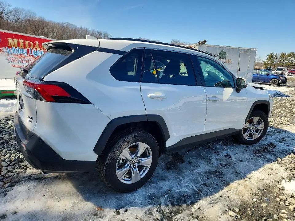 2025 TOYOTA RAV4 XLE  