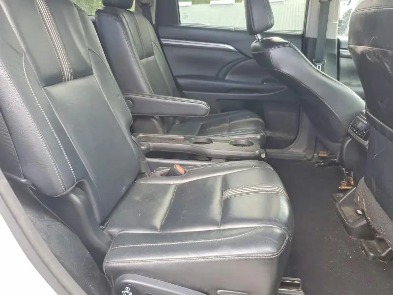 2017 TOYOTA HIGHLANDER SE  