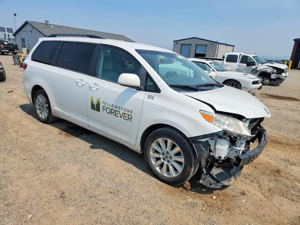 2015 TOYOTA SIENNA LE  