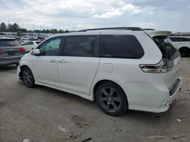 2017 TOYOTA SIENNA SE  