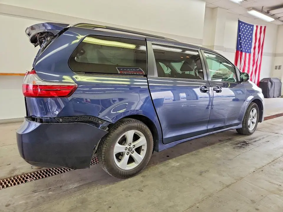 2018 TOYOTA SIENNA LE  