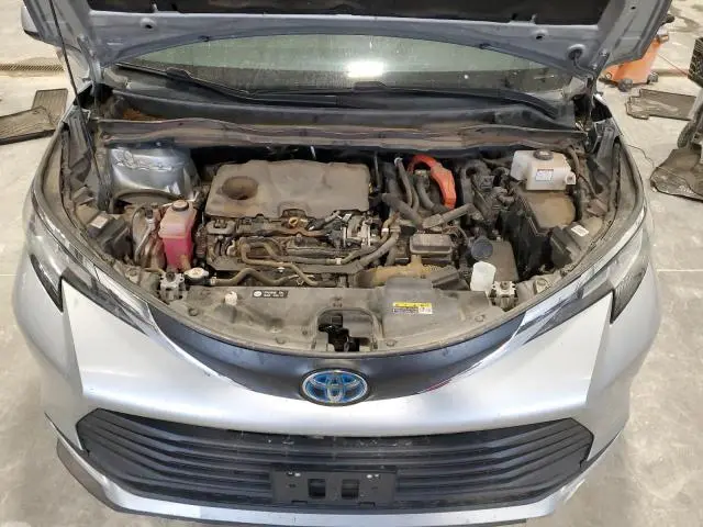 2021 TOYOTA SIENNA LE  