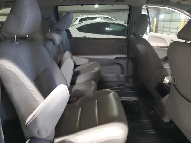 2017 TOYOTA SIENNA XLE  