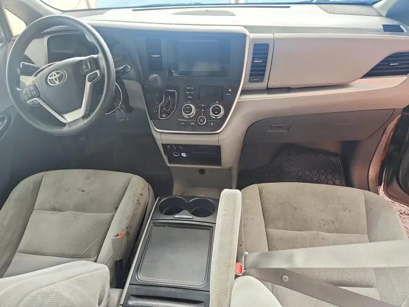 2017 TOYOTA SIENNA LE  