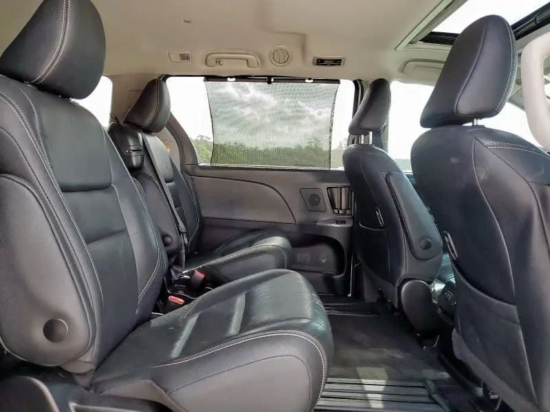 2019 TOYOTA SIENNA SE  