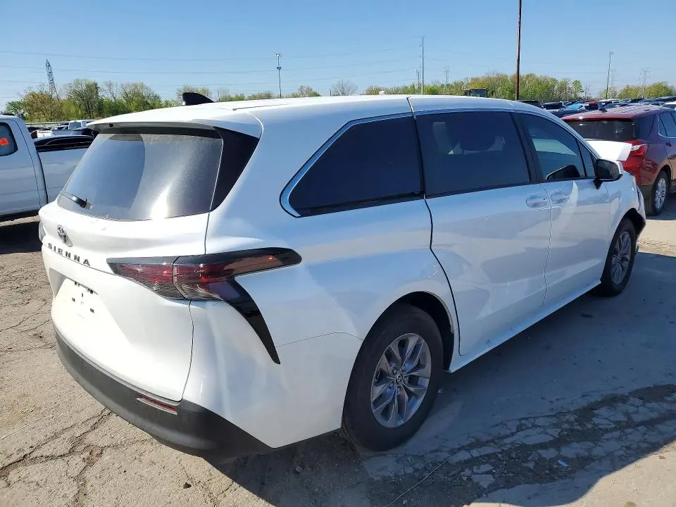 2026 TOYOTA SIENNA LE  