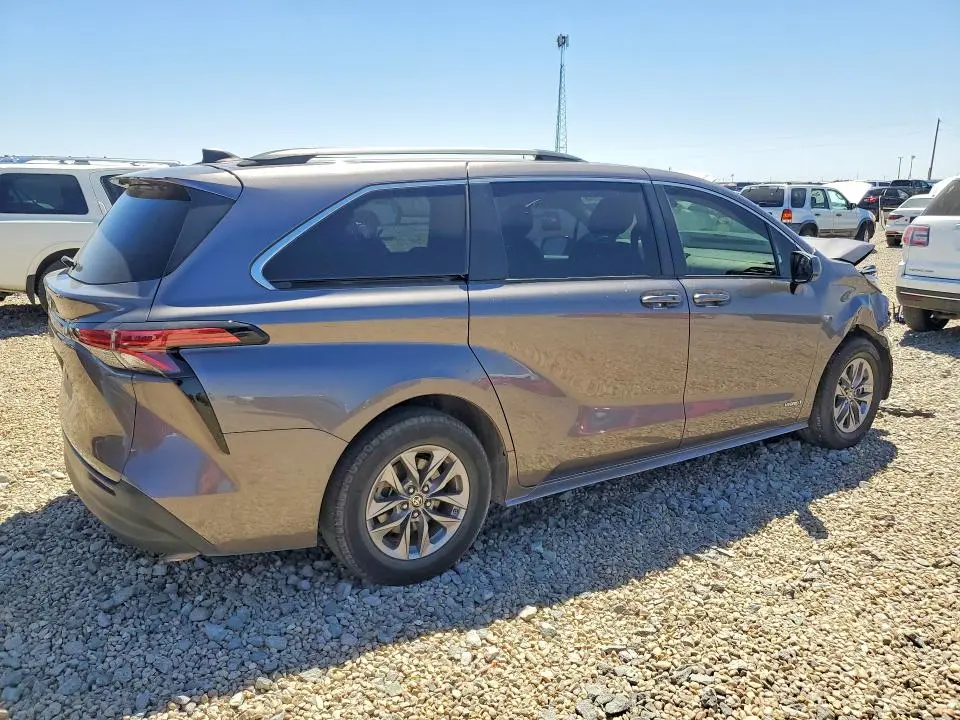 2021 TOYOTA SIENNA LE  