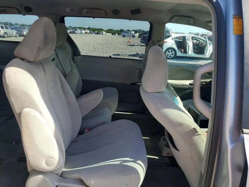 2014 TOYOTA SIENNA LE  