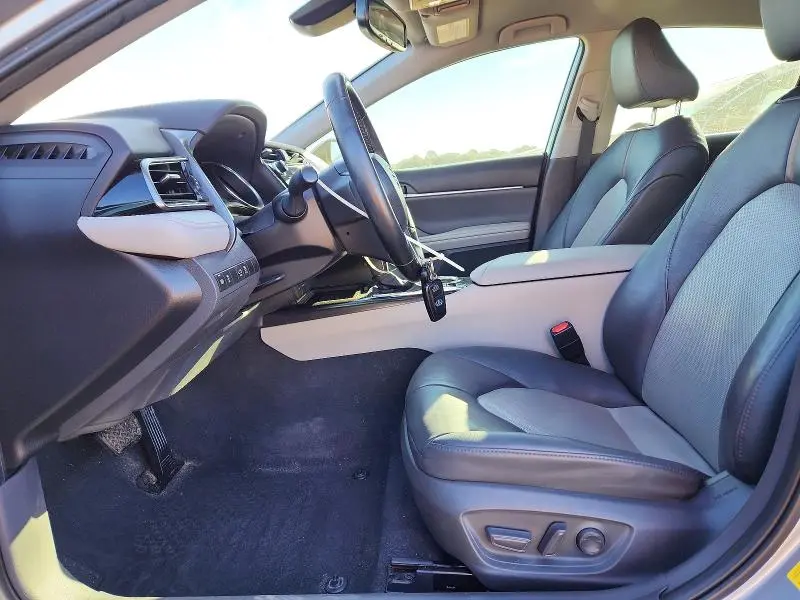 2020 TOYOTA CAMRY XLE  