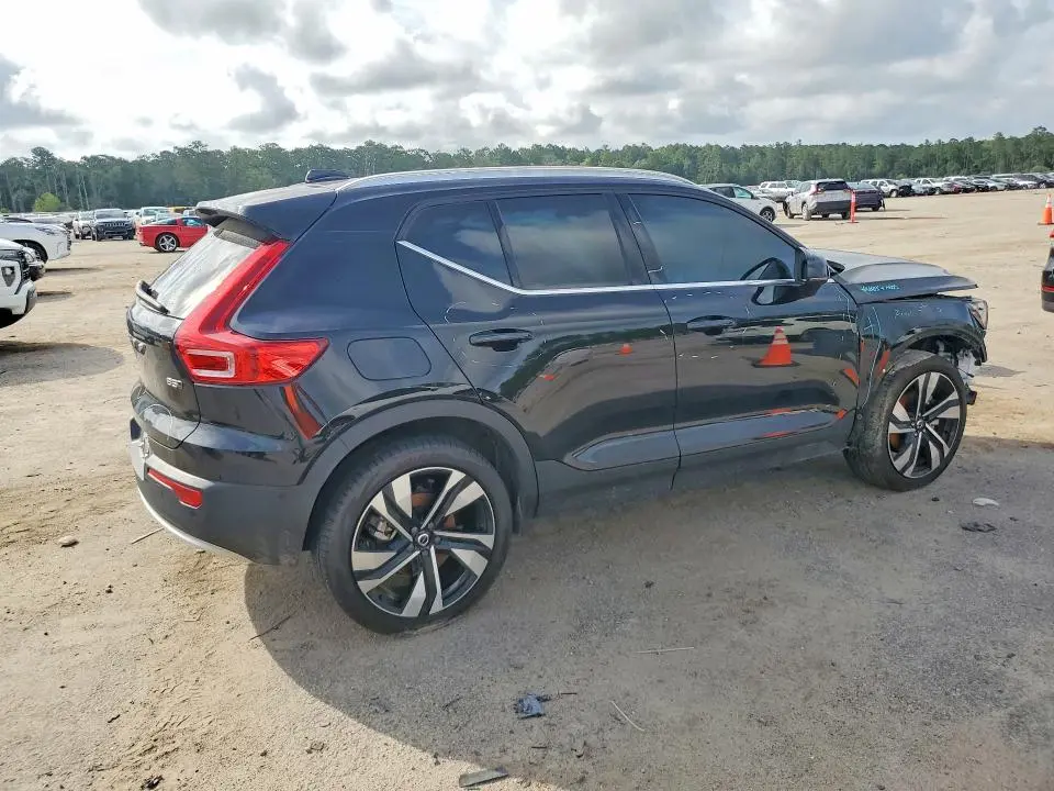 2025 VOLVO XC40 PLUS  