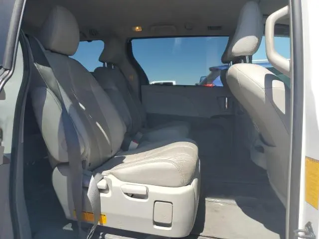 2013 TOYOTA SIENNA XLE  