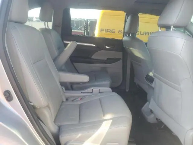 2016 TOYOTA HIGHLANDER XLE  