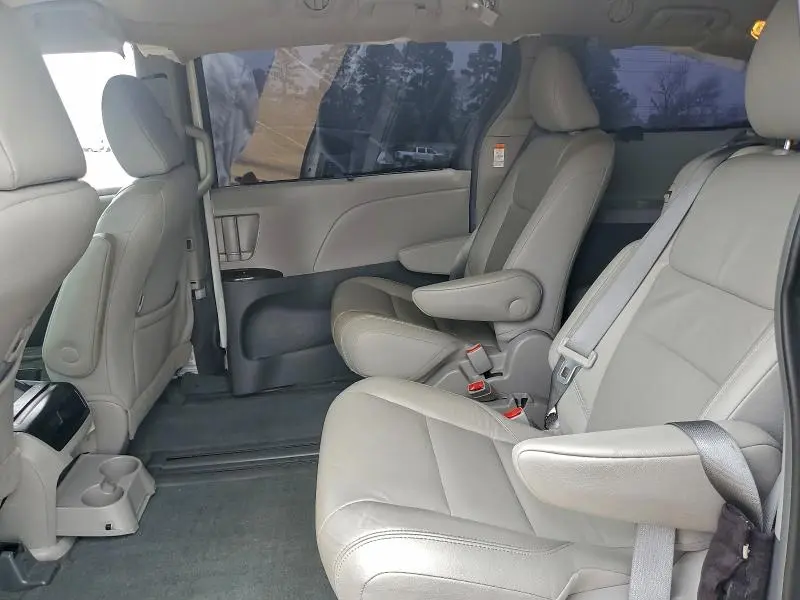 2017 TOYOTA SIENNA XLE  