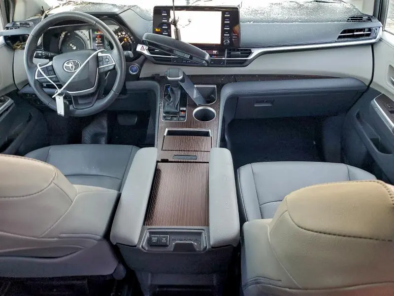 2021 TOYOTA SIENNA XLE  
