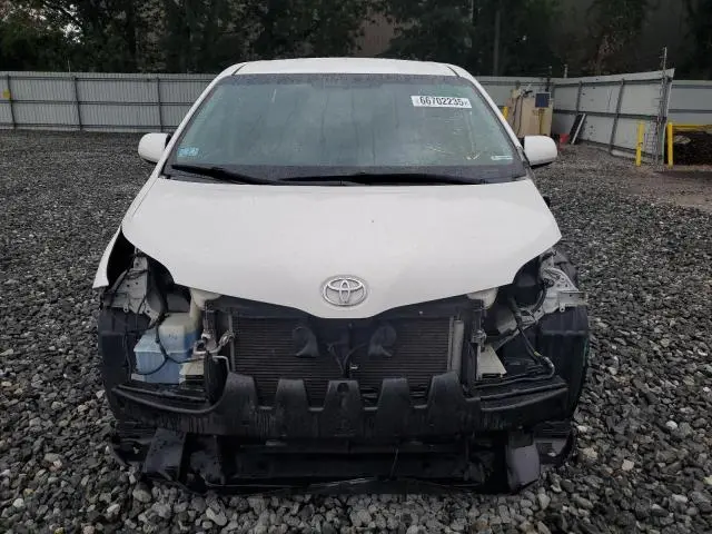 2017 TOYOTA SIENNA LE  
