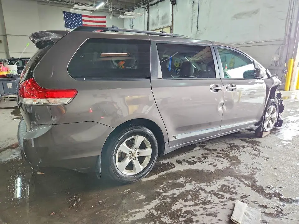2012 TOYOTA SIENNA LE  