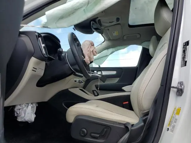2022 VOLVO XC40 T5 MOMENTUM  
