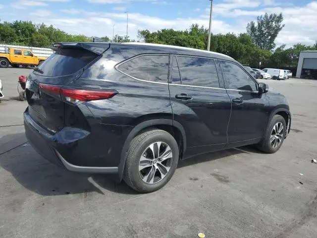 2022 TOYOTA HIGHLANDER XLE  