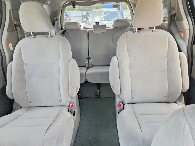 2017 TOYOTA SIENNA LE  