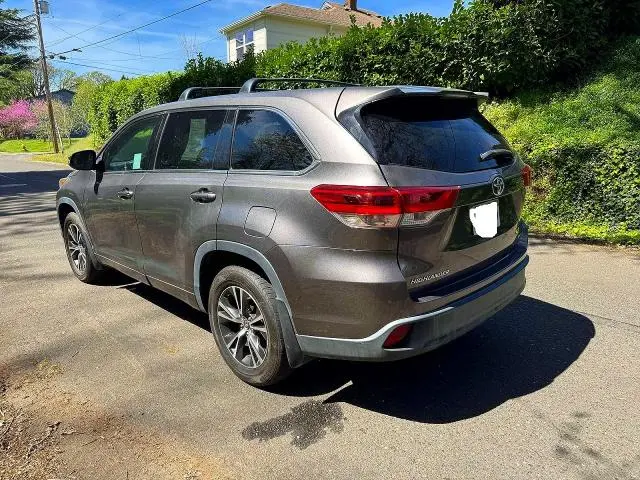 2017 TOYOTA HIGHLANDER LE  