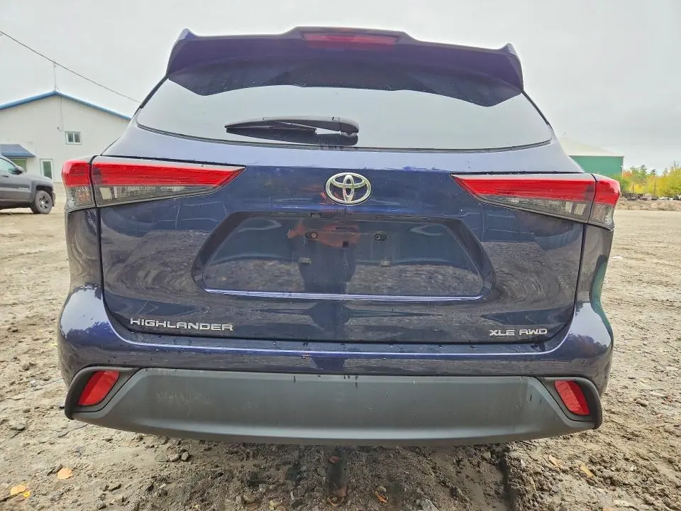 2022 TOYOTA HIGHLANDER XLE  