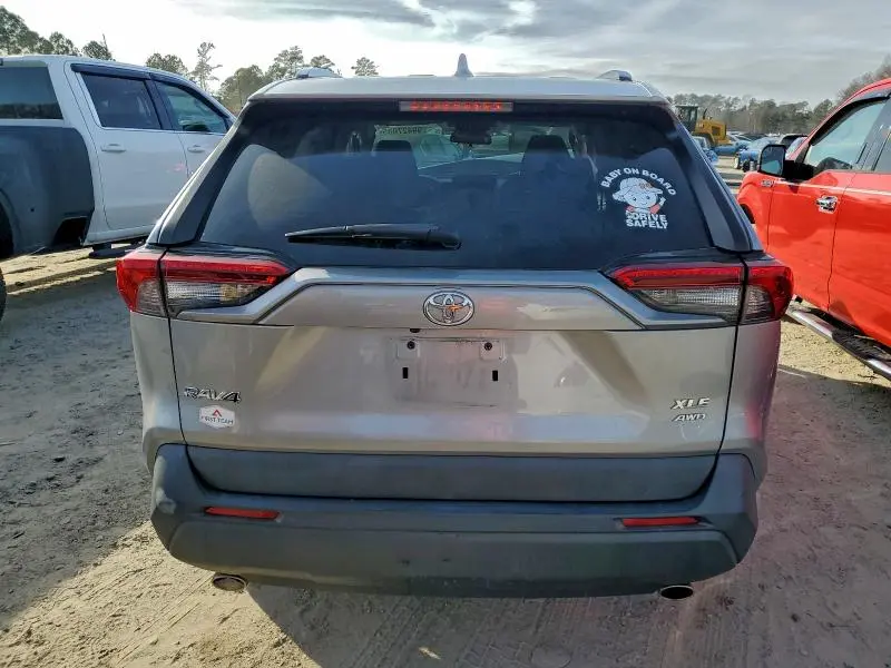 2021 TOYOTA RAV4 XLE  