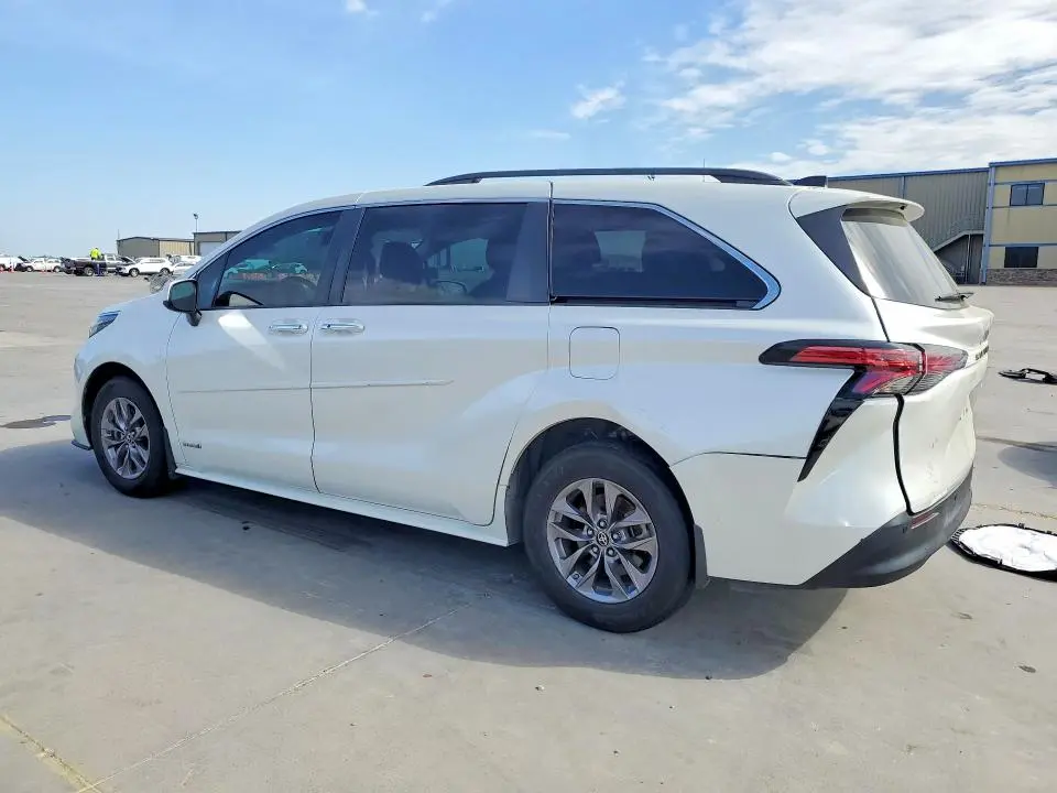 2021 TOYOTA SIENNA XLE 8-PASSENGER  