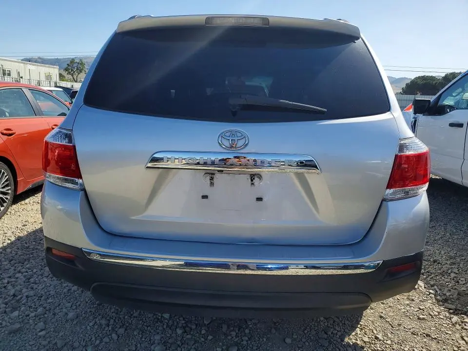 2012 TOYOTA HIGHLANDER SE  