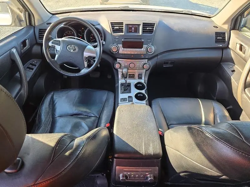 2011 TOYOTA HIGHLANDER SE  
