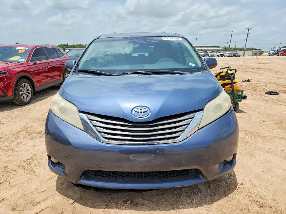 2014 TOYOTA SIENNA XLE 8-PASSENGER  
