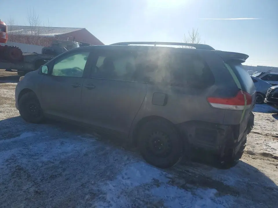 2013 TOYOTA SIENNA LE  
