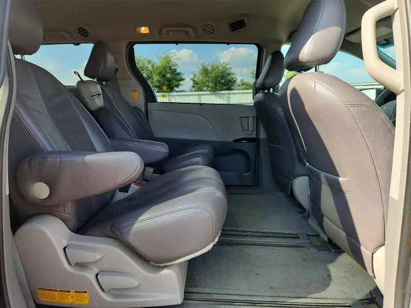 2014 TOYOTA SIENNA LE  