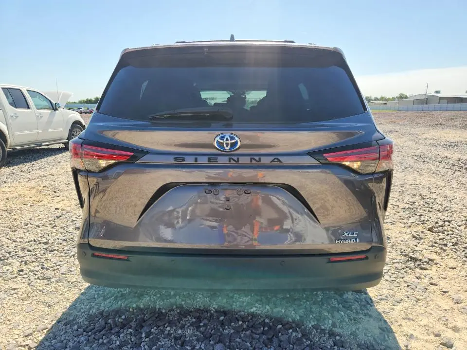 2021 TOYOTA SIENNA XLE  