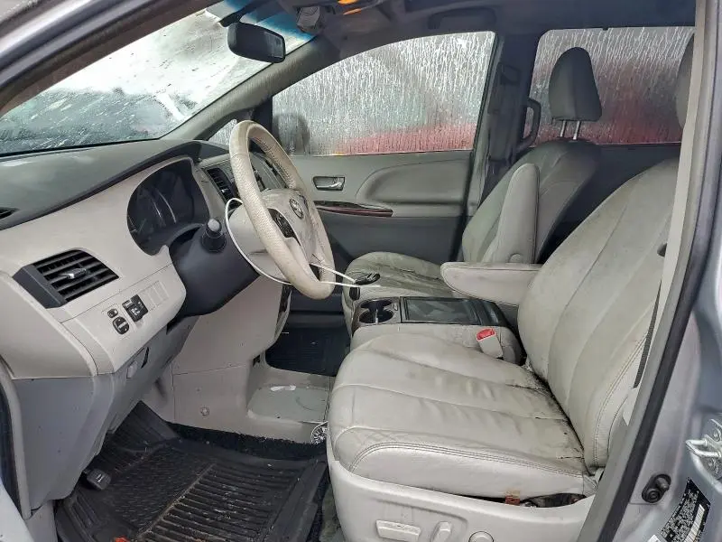 2014 TOYOTA SIENNA XLE  