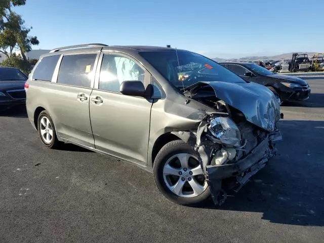 2013 TOYOTA SIENNA LE  