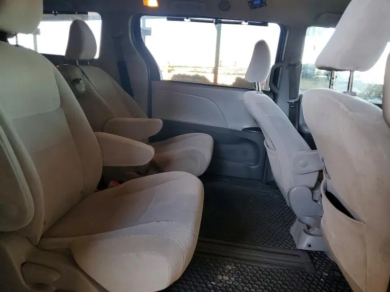 2016 TOYOTA SIENNA LE  