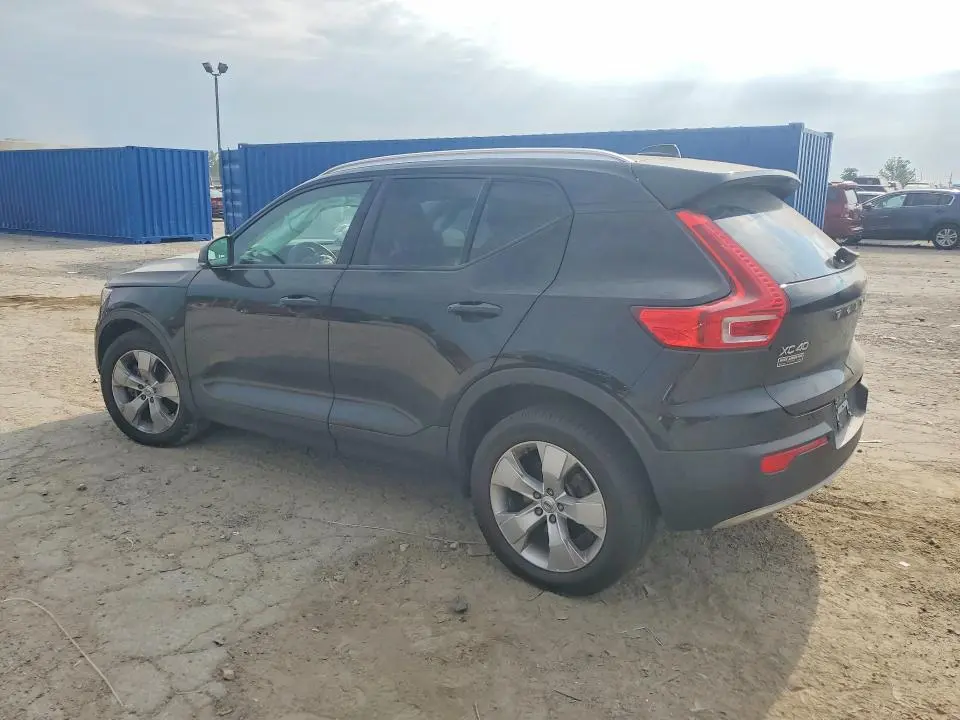 2022 VOLVO XC40 T5 MOMENTUM  
