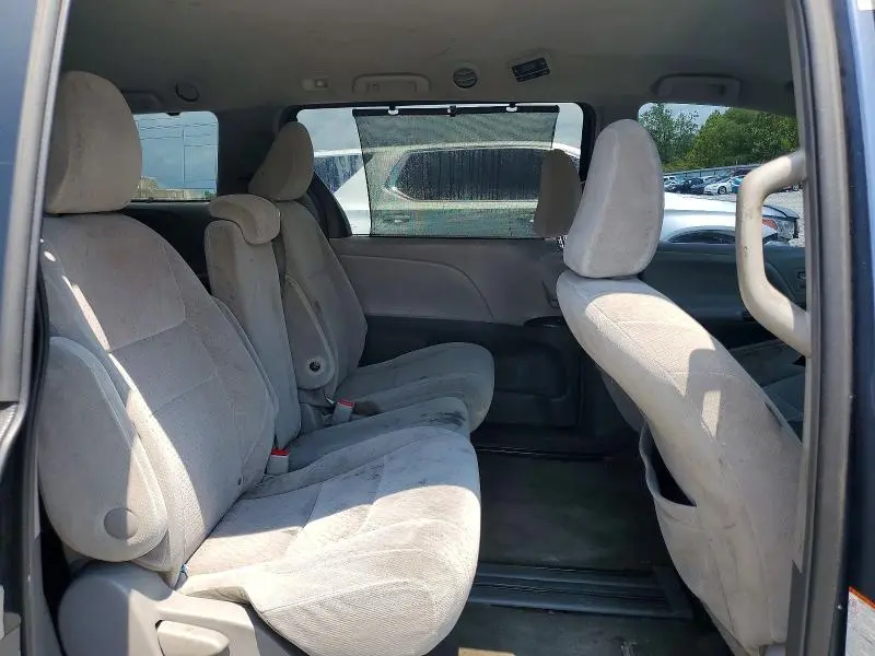 2015 TOYOTA SIENNA LE  