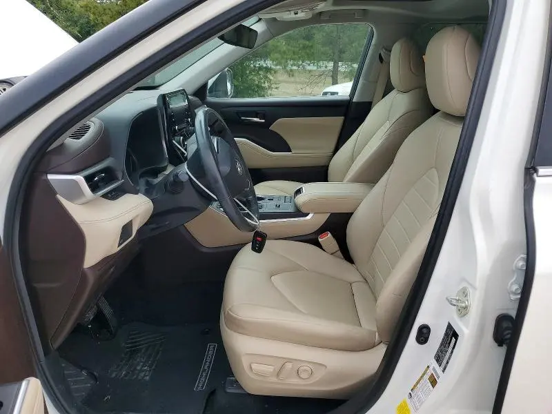 2021 TOYOTA HIGHLANDER XLE  
