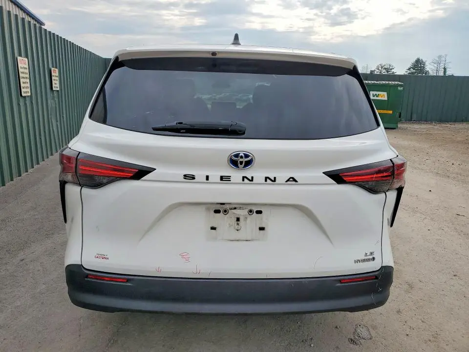 2022 TOYOTA SIENNA LE  