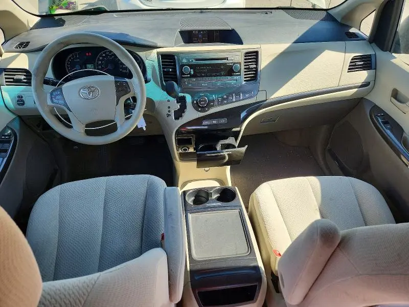 2013 TOYOTA SIENNA LE  