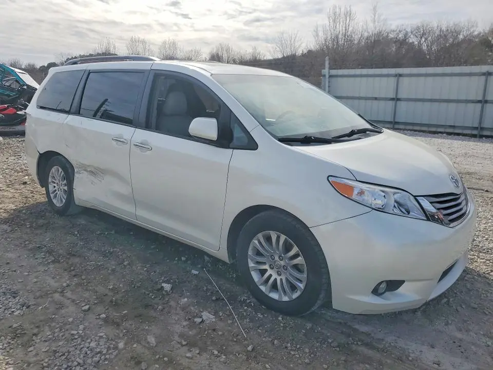 2017 TOYOTA SIENNA XLE  