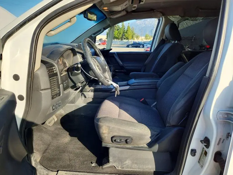 2013 NISSAN TITAN SV  